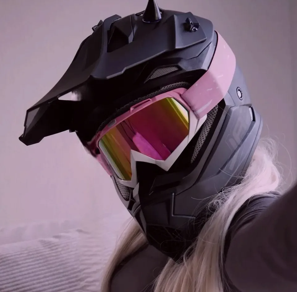 Lena, 22